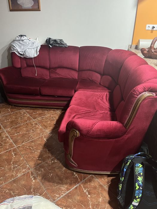 Sofa vermelho de veludo