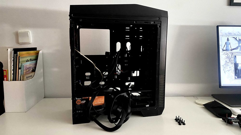 Caixa para PC Desktop UNYKA + Fonte de Alimentação Seasonic B12 BC-650