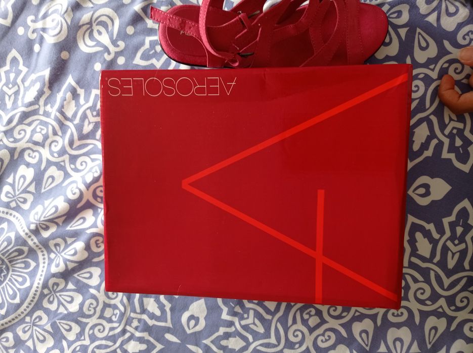 Sapatos aerosoles novos