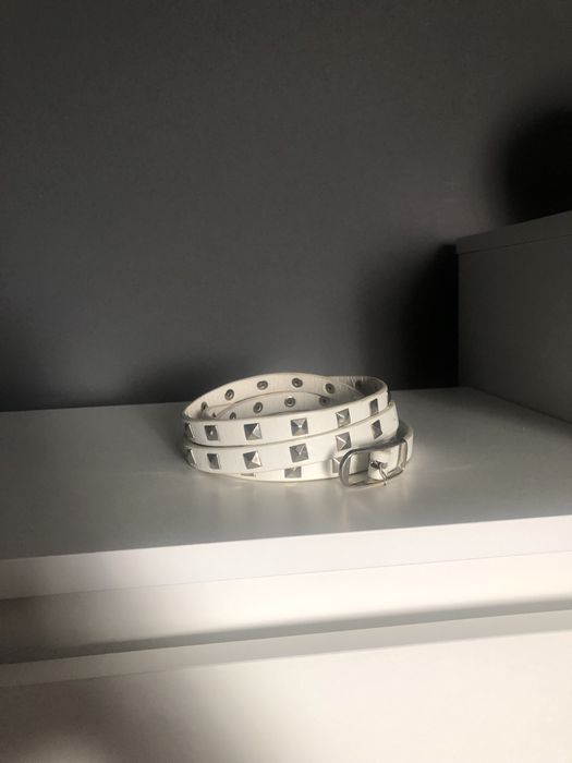 Ozdobny biały pasek z ćwiekami.