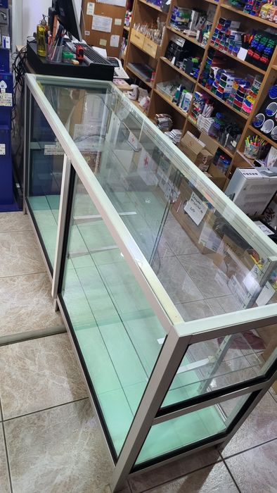 Balcões de vidro. Um com 3,60m e outro com 1,80m. Bom estado