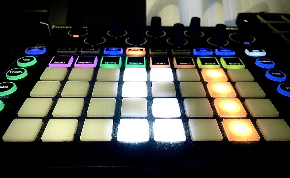 NOVATION CIRCUIT groovebox ,tracks , perkusia itp,sekwencer, sampler