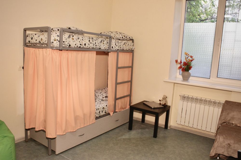 Место в комнате у метро Киев/ Дешевое жилье посуточно