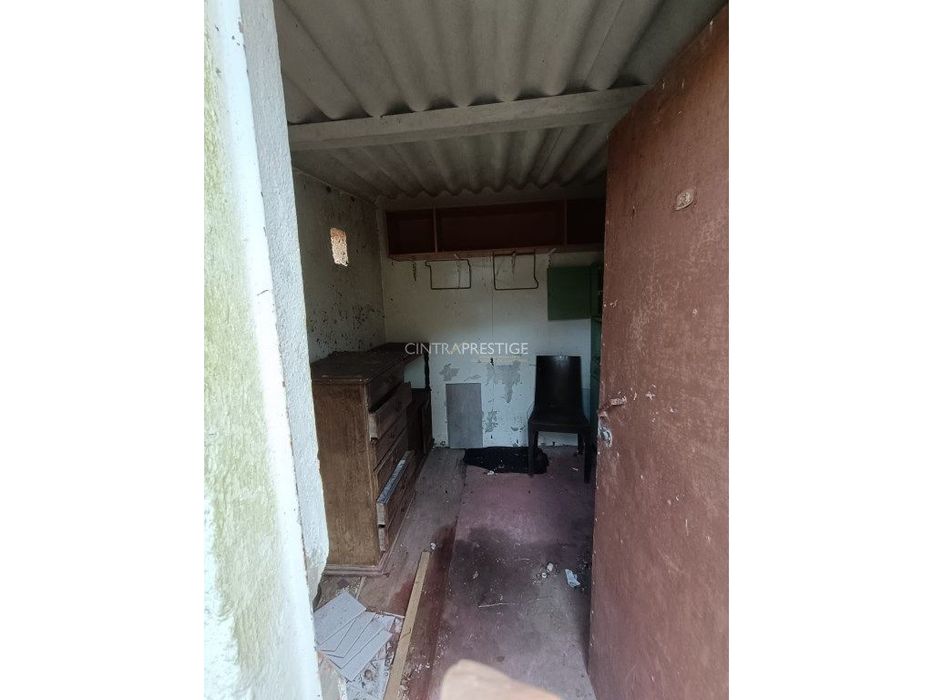Casa implantada em terreno de 2200 m2 em pleno Pinhal de Colares