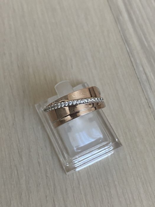 Серебряное кольцо 925 и 375 пробы с дорожкой фианитов.