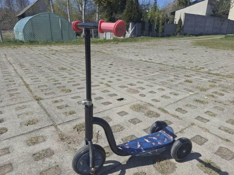 Sprzedam hulajnogę  dziecięcą.