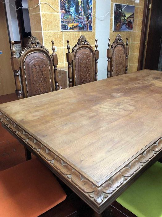 Mesa + 8 Cadeiras em Madeira e Pele