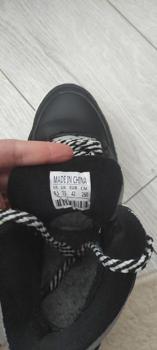 Продам зимові кросівки