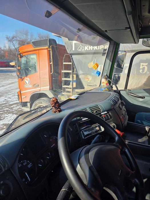 Тягач з напівпричепом DAF CF-85
