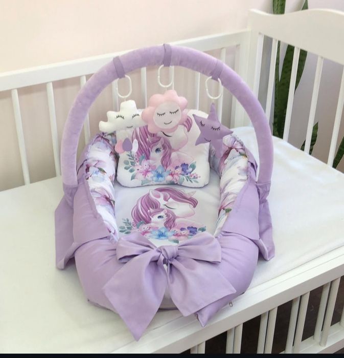 Кокон з дугою та іграшками