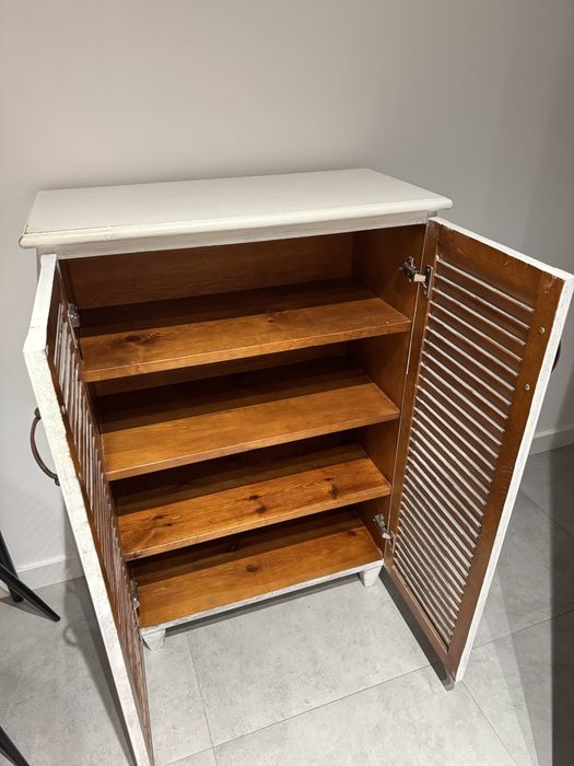 Drewniana szafka / komoda z ażurowymi frontami