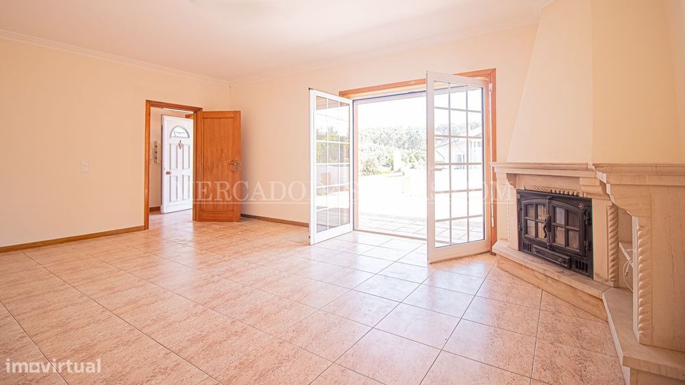 Térrea, com terraço, jardim, aproveitamento de sótão e uma garagem...