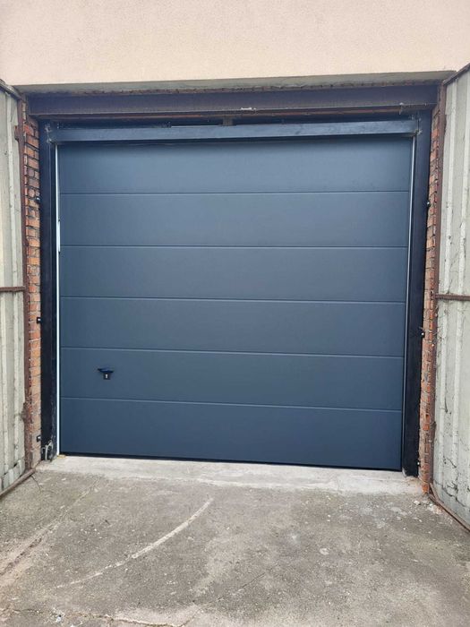 Naprawa uszkodzonej zerwanej pękniętej sprężyny linki bramy garażowej