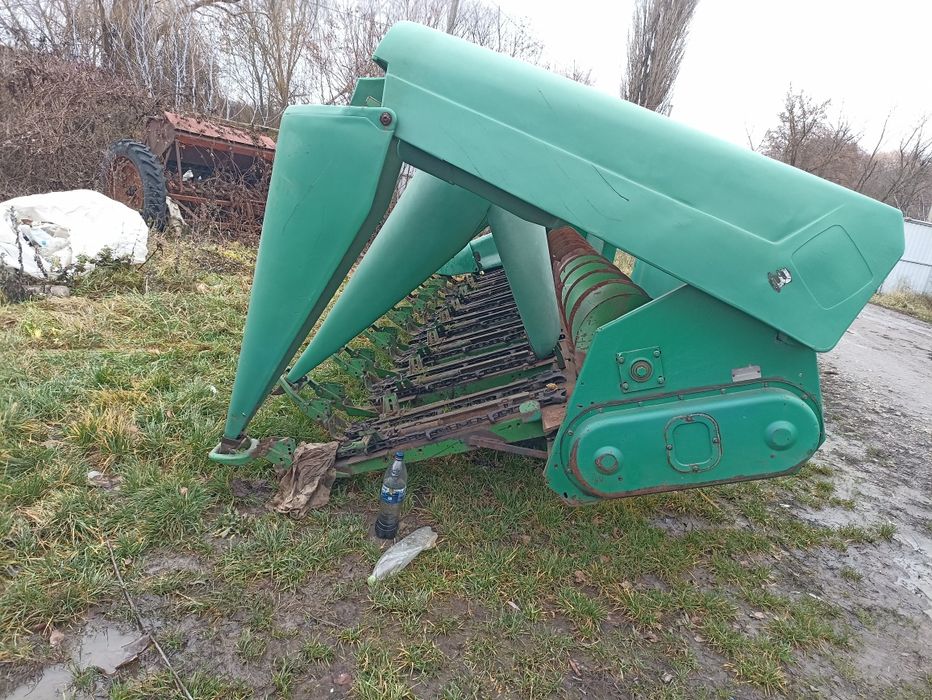 Продам жатку кукурудзну Джон дир