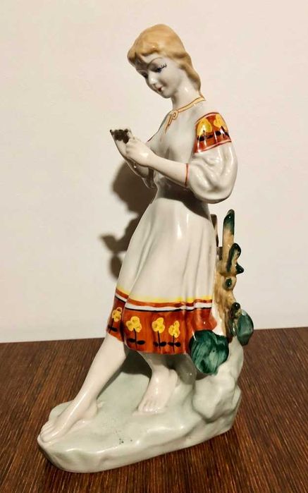 Figurka porcelanowa Dziewczyna wróżąca z rumianku Połonne lata 70-te
