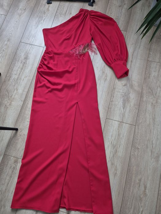 Elegancka sukienka na jedno ramie