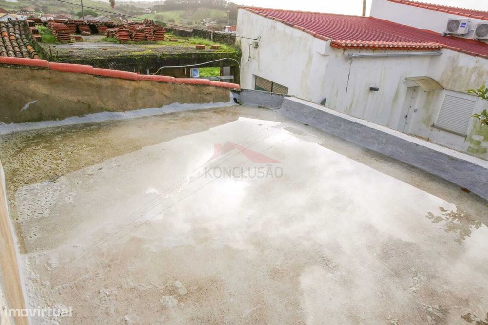 **Moradia T1 em remodelação total com terraço - Labrugeira, Concelh...