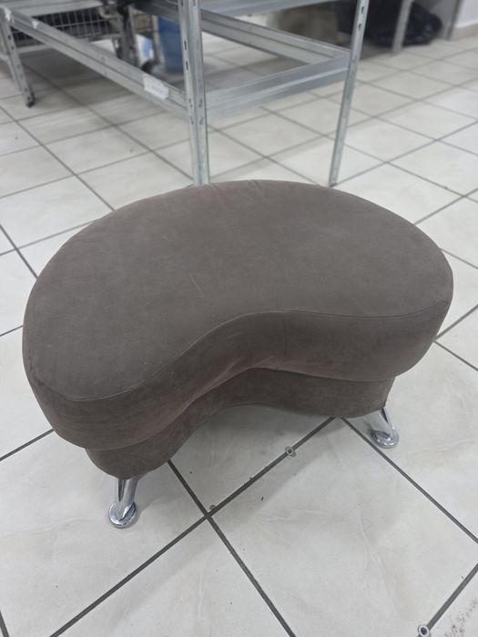 Pufa brązowa na nóżkach