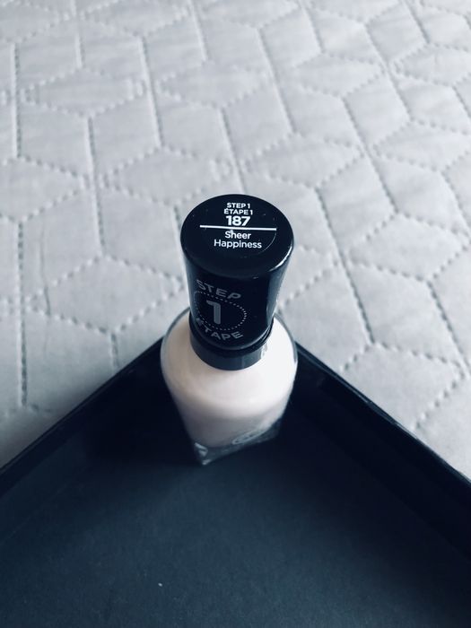 0201. Nowy lakier Sally Hansen 187 Sheer Happiness