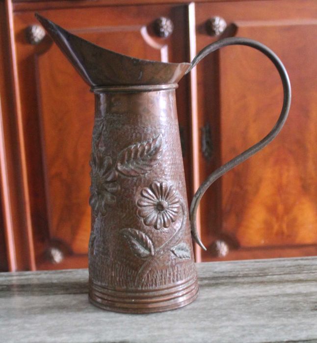 Jarro Vintage de Cobre com motivos florais martelados