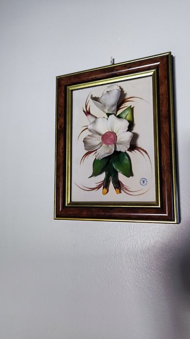 Moldura com flores em louça