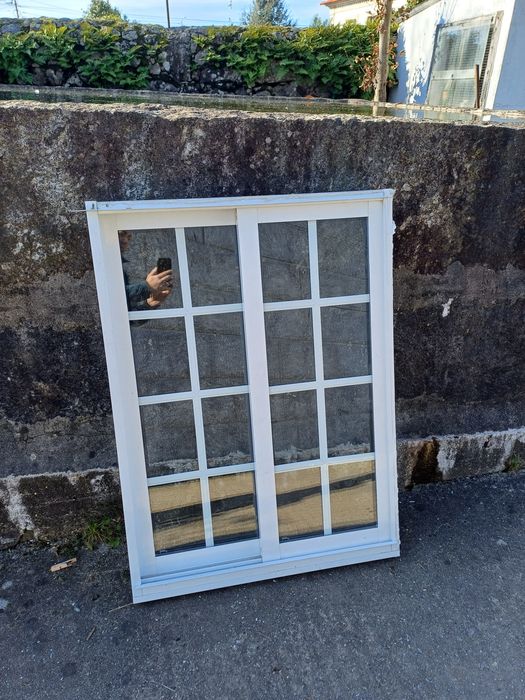 Janela de alumínio vidro duplo.