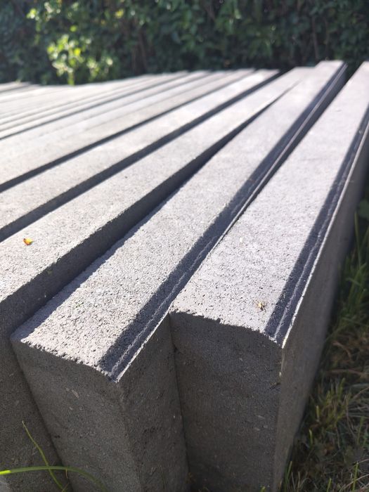Obrzeże trawnikowe betonowe