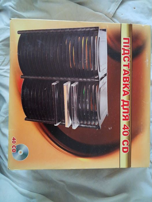 дискети 3,5 нові, СД диски, підставка все на фото -за всю купу 600 грн