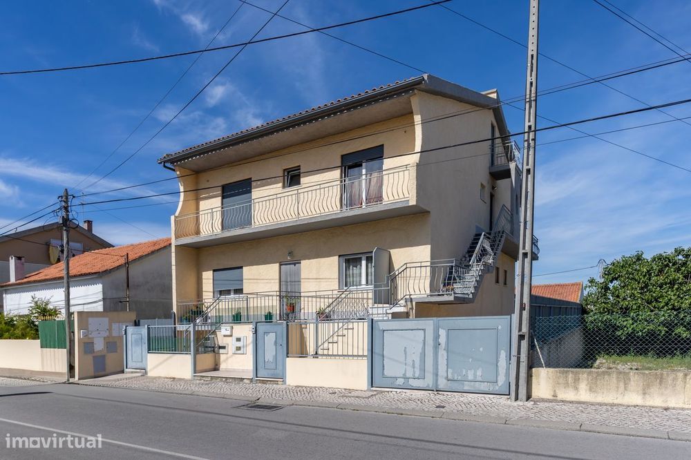 Andar de moradia T3 com terraço e cave muito espaçosa
