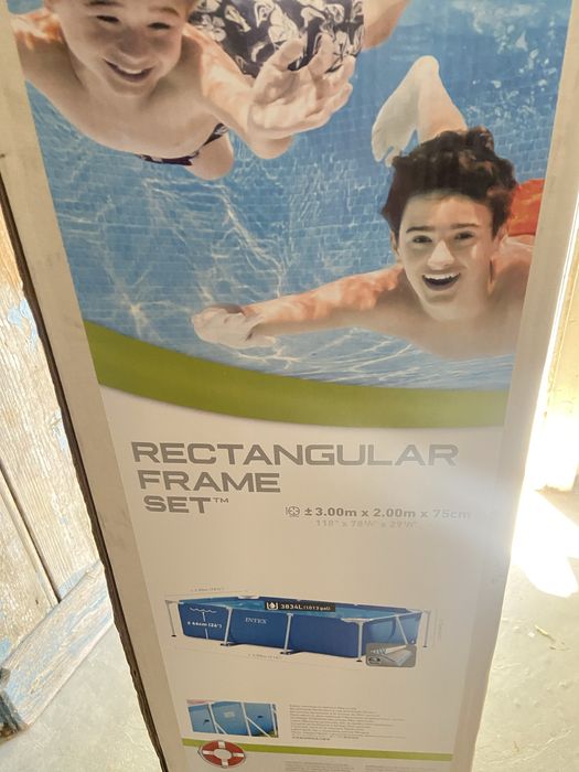 Vendo piscina Intex com motor como nova, com cobertura