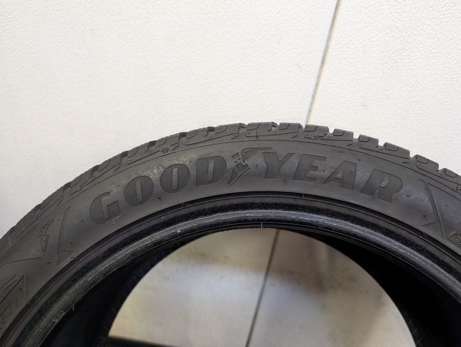 Opony zimowe Goodyear 235/45r17 18r6,8mm