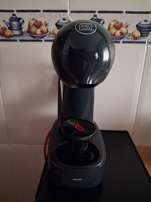 Maquina de café Krups Dolce Gusto Infinissima e base suporte para cápsulas