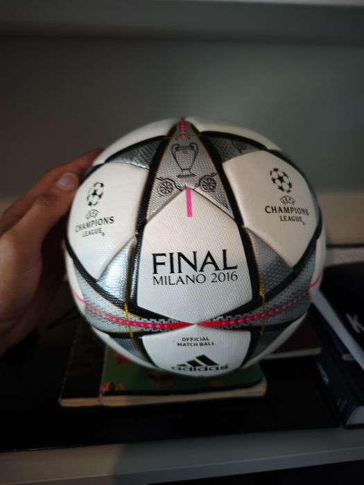 Piłka meczowa Adidas w finale Milano