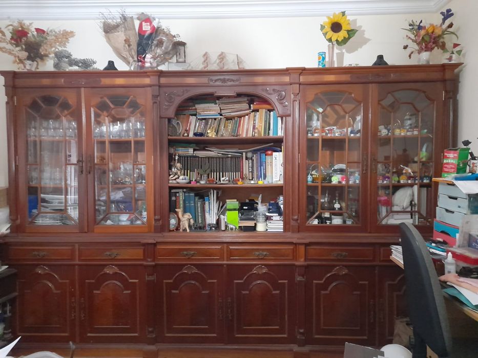 Móvel biblioteca e cristaleira