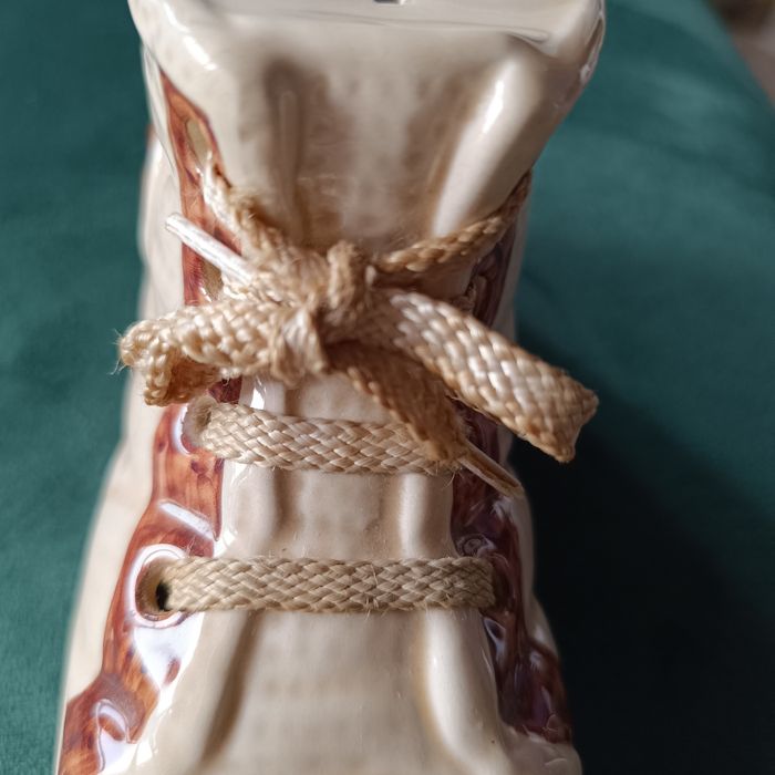 Mealheiro em faiança Portuguesa forma de sapatilha "Converse"