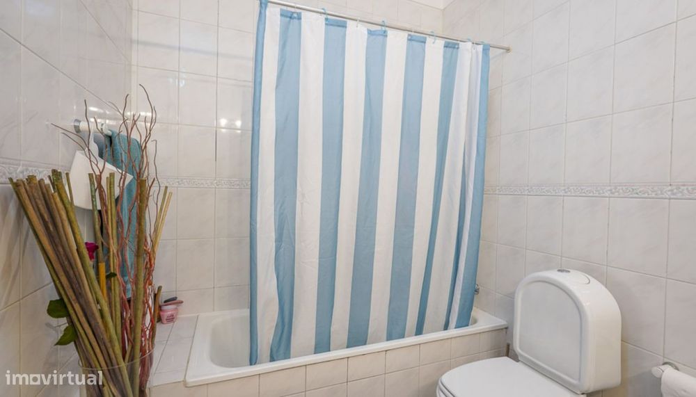 Amplo apartamento T3, com terraço, à venda em Quarteira, Algarve
