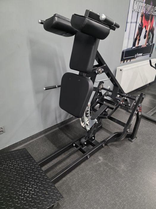 TANIO SZYBKO Maszyna do przysiadów Hammer Strength V-Squat MTS