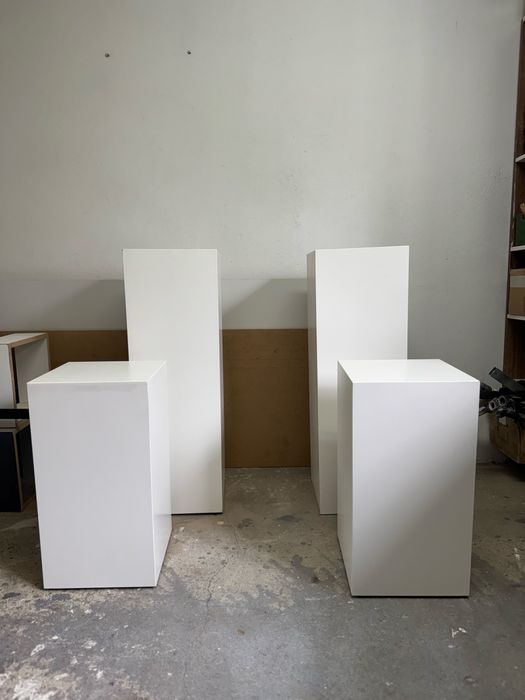 Komplet białych podestów na targi