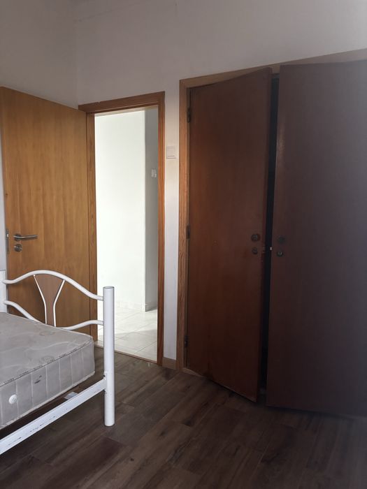 Alugo ao quarto , 4 quartos