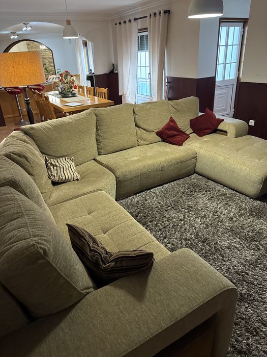 Sofá de sala grande com chaise longue e 4 bancos