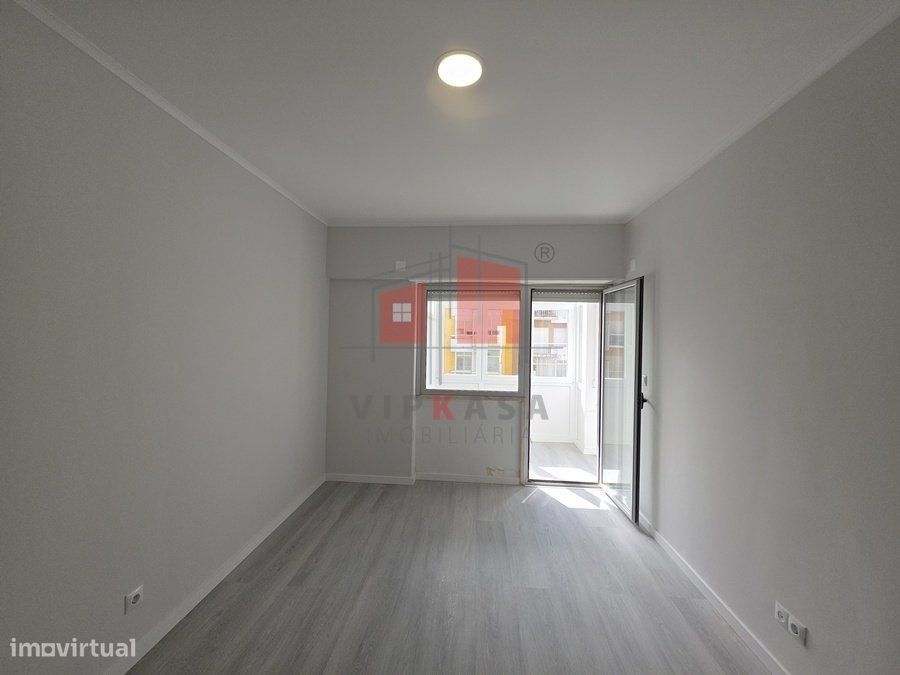Apartamento T2 remodelado em Benfica