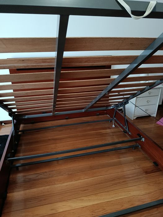 Cama grande de casal, com arrumação.