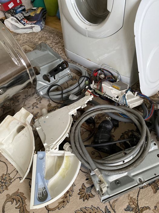 хрестовина (нова), двигун та інш. запч. на пральну машинку Ariston