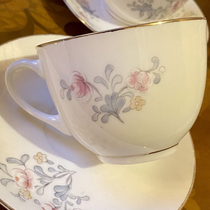 Komplet pięciu porcelanowych filiżanek.