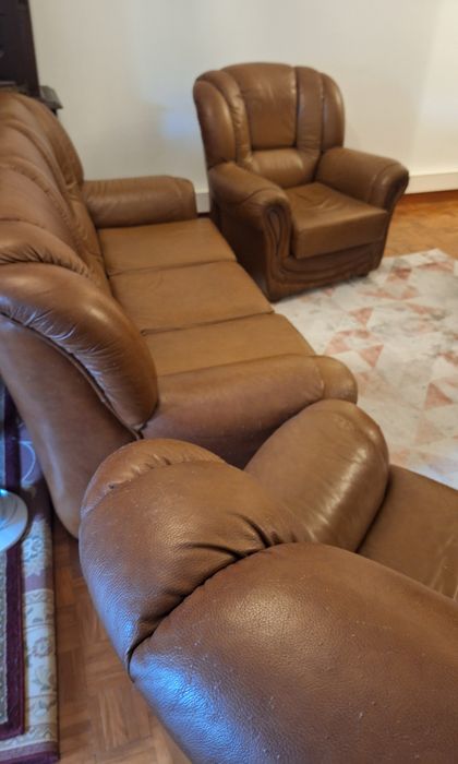 Terno de sofás em pele.