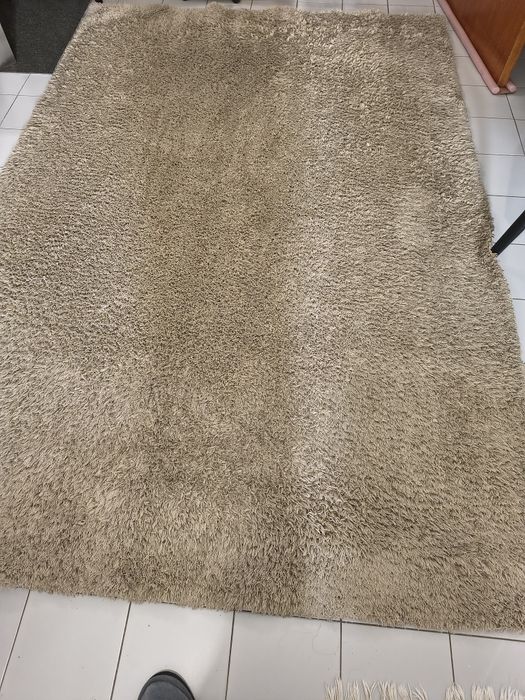 Vendo carpete de pelo  com 2m por 1.60 em creme.contato pelo olx