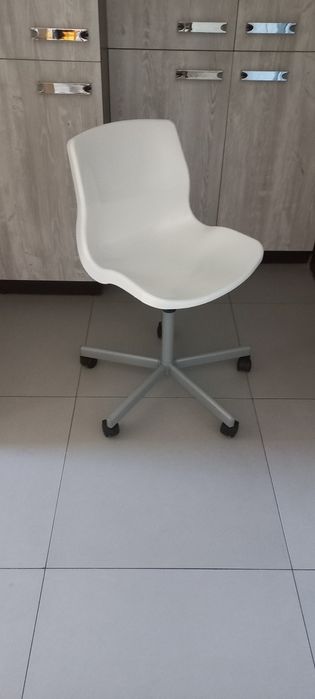 Białe krzesło obrotowe Ikea