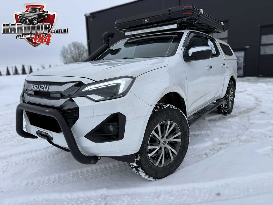 Stopnie boczne z nakładkami plastikowymi Czarne  DC Isuzu D-Max 2020+