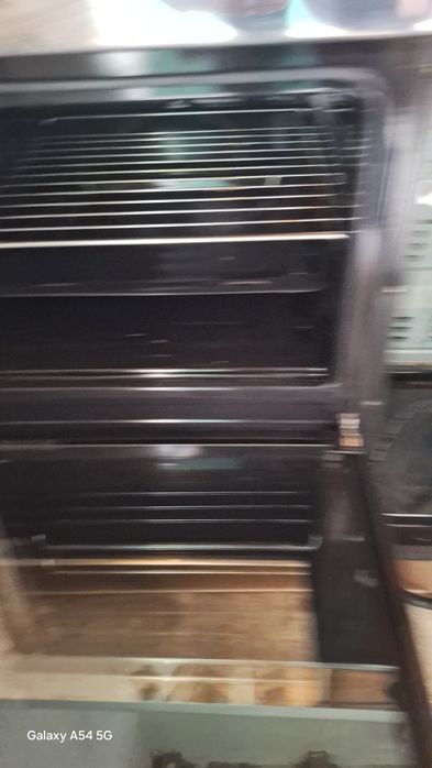 Vendo fogão a gás em bom estado, tem forno, estufa,5 bicos ,1 dos quais é rápido e tem espaço para a bilha do gaz