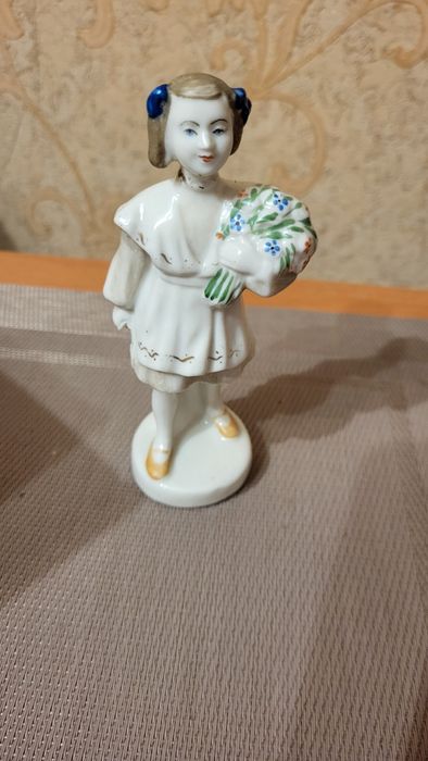 Статуетка "Школьница"